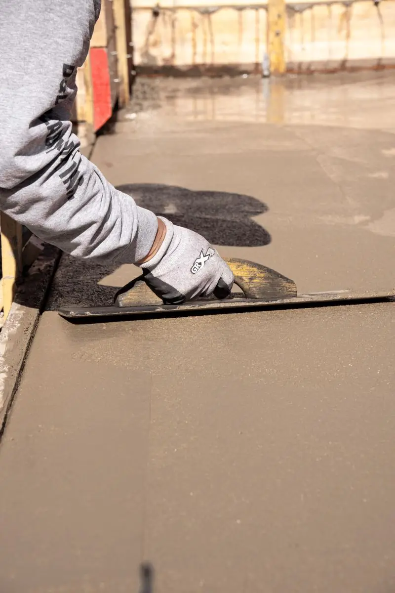 Finishing fresh concrete with a trowel